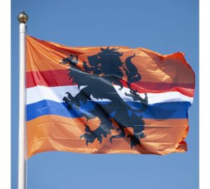 Oranje supportersvlag met leeuw en Nederlandse vlag
